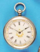 Silberne Damentaschenuhr mit Schlüsselaufzug