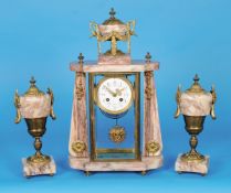 Rundum verglaste Marmor-Kaminuhr mit zwei Beistellern