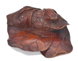 ΩA WOOD NETSUKE OF A TREE FROG ON A TARO LEAF, EDO PERIOD (1615-1868), 19TH CENTURY
