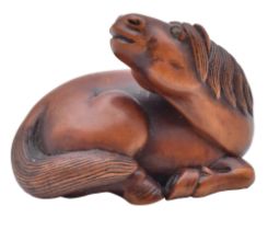 A WOOD NETSUKE OF A RECUMBENT HORSE, EDO PERIOD (1615-1868), LATE 18TH/EARLY 19TH CENTURY