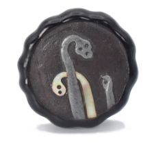 Ω ISSAIAN INLAID KAGAMIBUTA-STYLE NETSUKE, EDO PERIOD (1615-1868), 19TH CENTURY