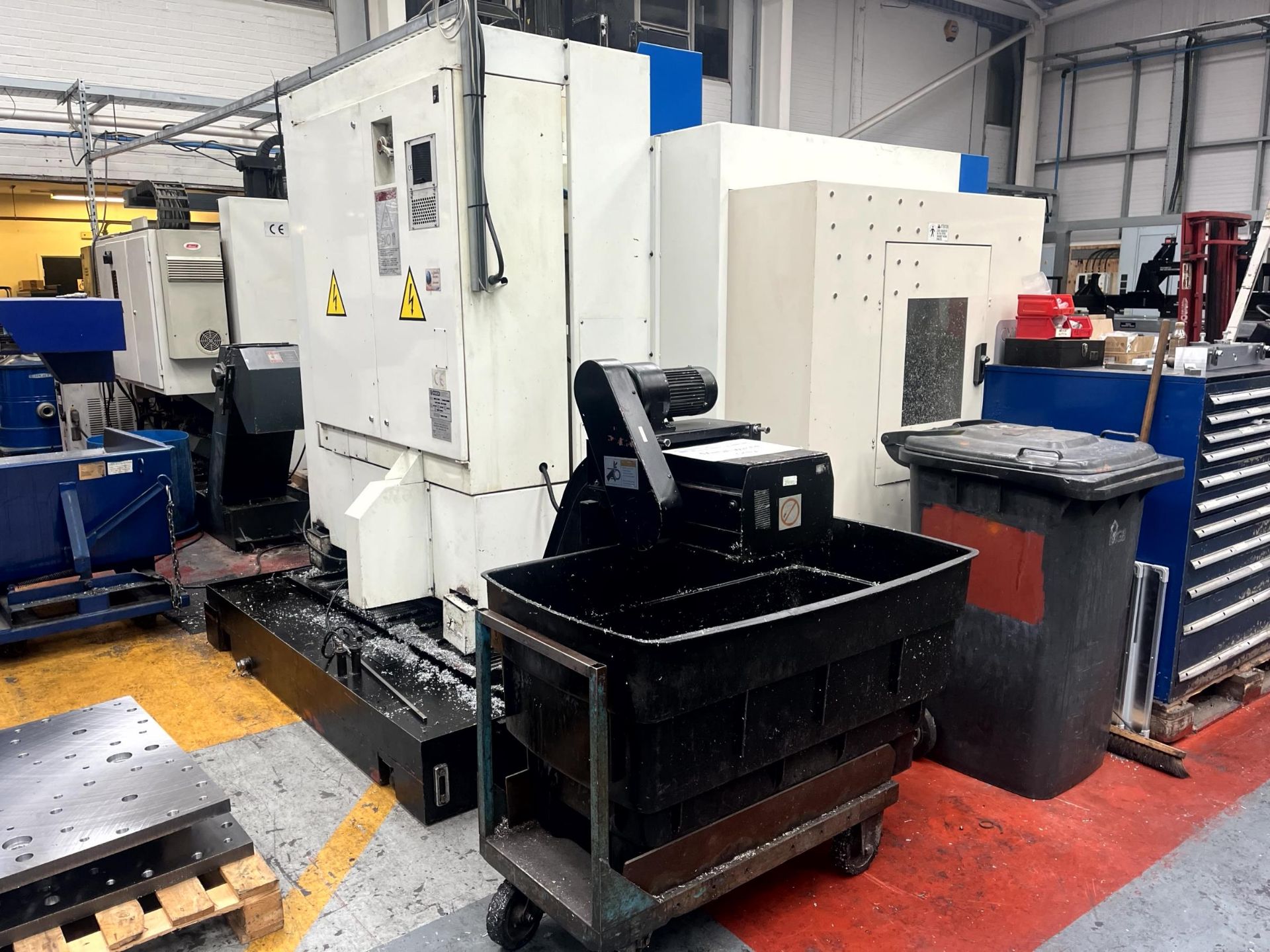 Huron CX10 vertical milling machine, Serial No. 00A410 (2000) with external swarf conveyor, metal - Image 5 of 20