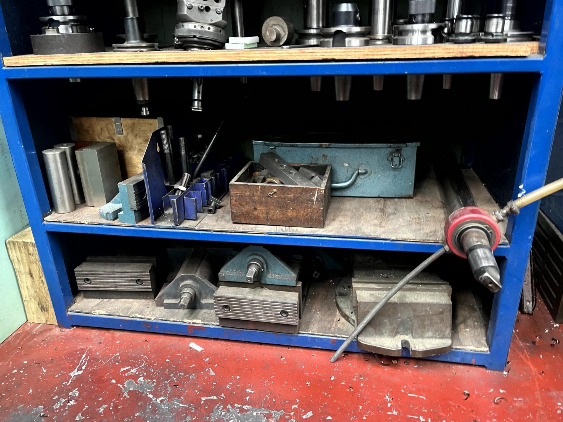 Nicolas Correa Prisma 20 4-axis bed type milling machine with bed-mounted outfeed swarf conveyor, - Image 19 of 34