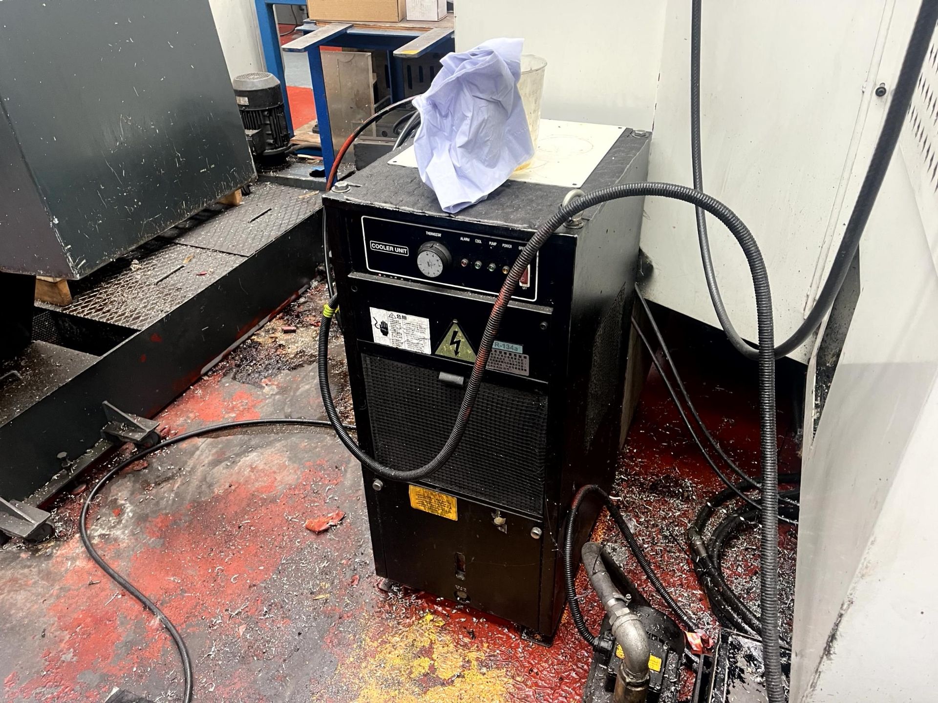 Huron CX10 vertical milling machine, Serial No. 00A410 (2000) with external swarf conveyor, metal - Image 10 of 20