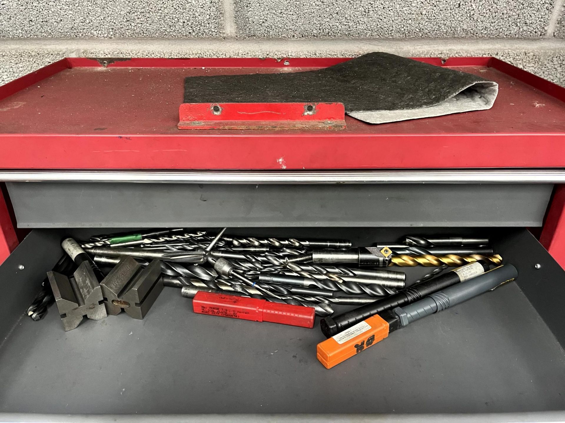 Nicolas Correa Prisma 20 4-axis bed type milling machine with bed-mounted outfeed swarf conveyor, - Image 22 of 34