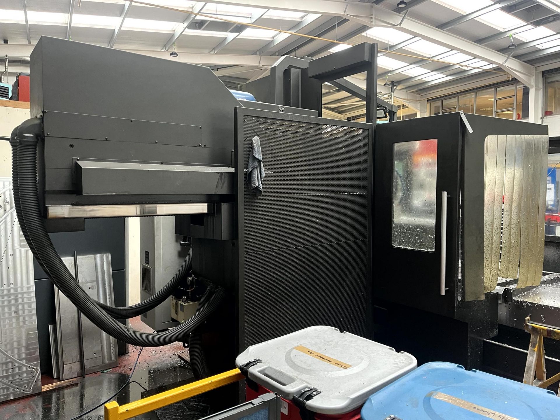 Nicolas Correa Prisma 20 4-axis bed type milling machine with bed-mounted outfeed swarf conveyor, - Image 6 of 34