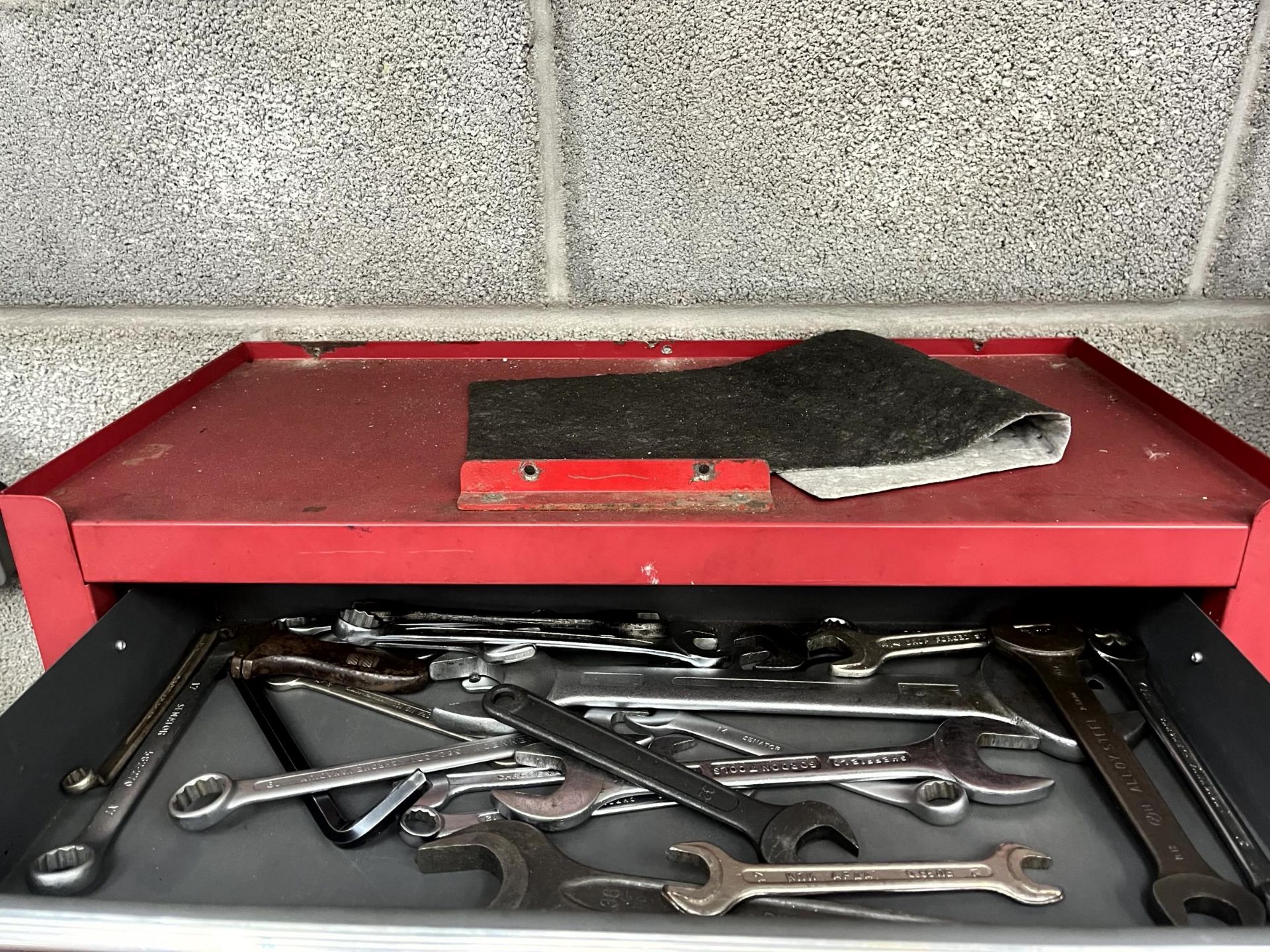 Nicolas Correa Prisma 20 4-axis bed type milling machine with bed-mounted outfeed swarf conveyor, - Image 21 of 34