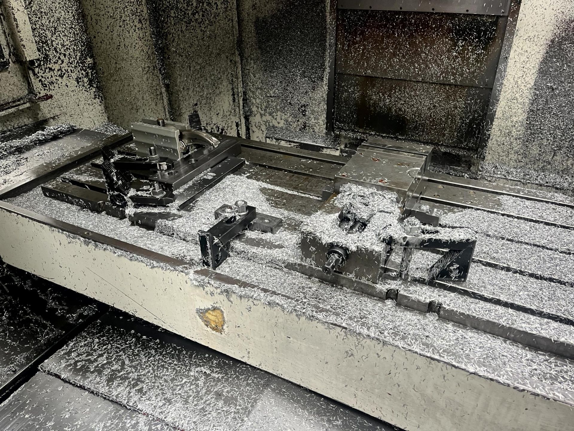 Huron CX10 vertical milling machine, Serial No. 00A410 (2000) with external swarf conveyor, metal - Image 3 of 20