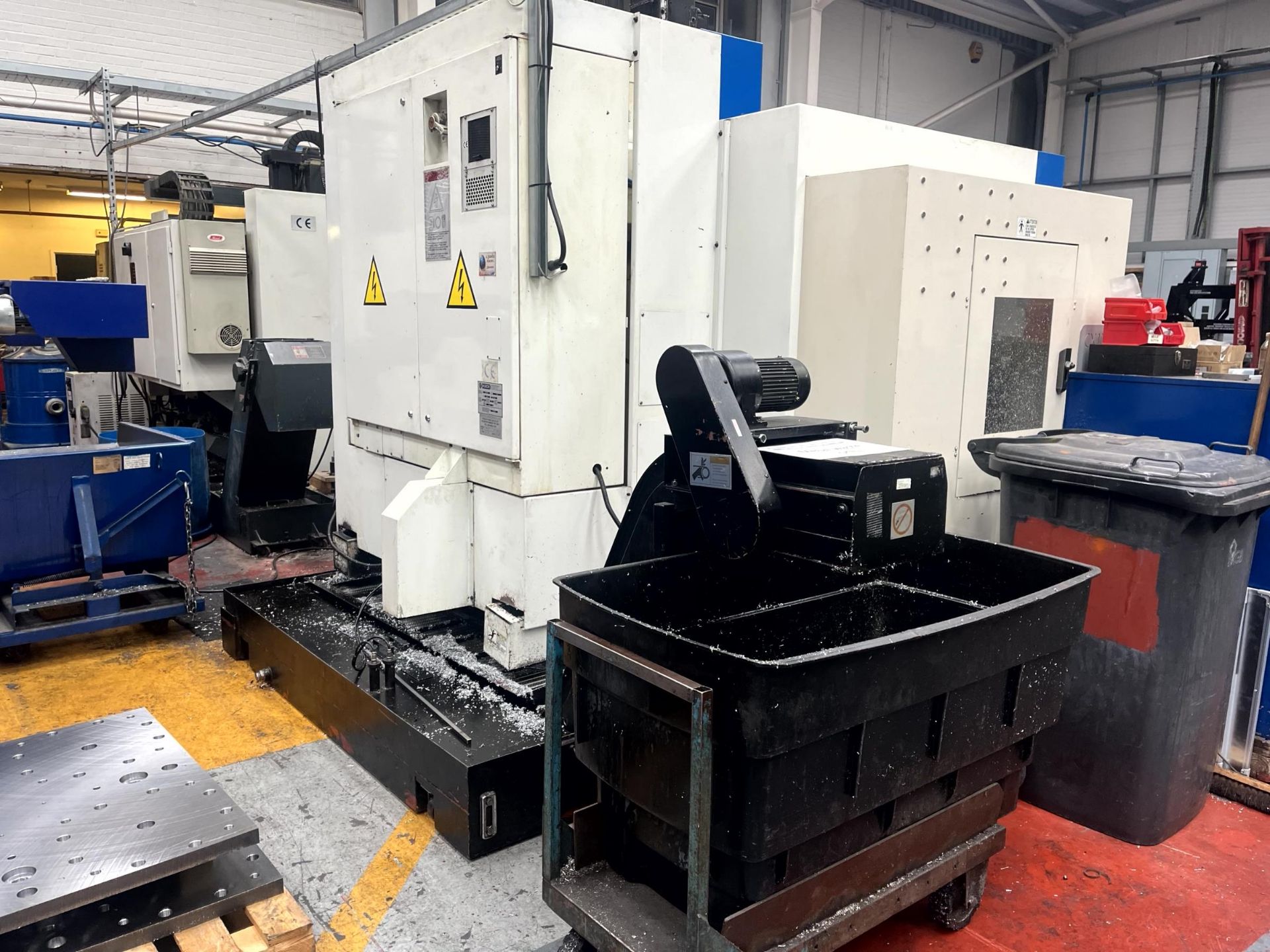 Huron CX10 vertical milling machine, Serial No. 00A410 (2000) with external swarf conveyor, metal - Image 13 of 20