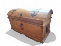 Runddeckeltruhe, wohl zweite Hälfte 18. Jhd.