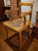 Kleiner Biedermeier-Armlehnstuhl