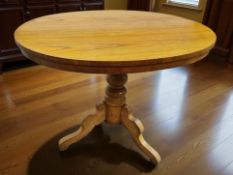 Ovaler Tisch aus der Biedermeierzeit