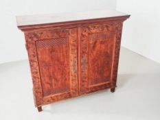 Kleiner Kerbholz-Beistellschrank