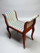 Hocker im Empire-Stil