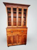 Englischer Bücherschrank mit integriertem Schreibbureau