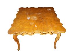 Barock-Esstisch mit quadratischer Tischplatte