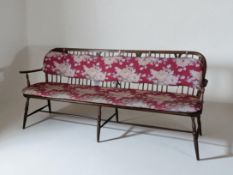 Filigrane Holzbank mit Platz für bis zu 4 Personen