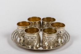 Sechs Becher und Tablett mit Herzdekor, Hanau