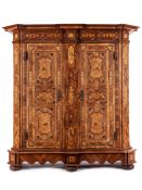 Barockschrank mit Intarsiendekor