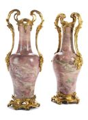 Paar Marmorvasen im Louis XV-Stil mit vergoldeter Bronzemontierung