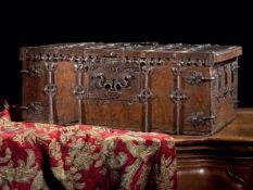 Schöne gotische eisenbeschlagene Eichenholztruhe