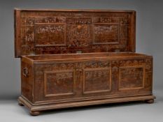 Seltene geschnitzte und pyrographierte Zedernholztruhe