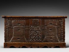 Geschnitzte Holztruhe mit zwei Zinnentürmen