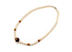 Perlenkette, 56 Akoyaperlen 7,0-7,5 mm, 5 Tigeraugekugeln, Verschluß 585er Gold, Gesamtgewicht ca.