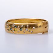 Armreif mit farbigen Brillanten zusammen ca. 1,78 ct, 750er Gelbgold - Handarbeit.Gepunzt Bender