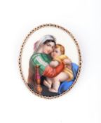 Porzellanplakette. Südländerin mit Knabe. Montierung in 333er Gold. Blindmarke 55. Maße ca. 6 x 5