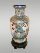 Prunkfolle große Balusterförmige Cloisonne-Palastvase. Reich dekorierte Wandung, partiell vergoldet.