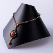 Antikes Korallen-Collier, Ende 19. Jahrhundert, wohl Siebenbürgen, 9 Korallen-Cabochons, 20 kleine