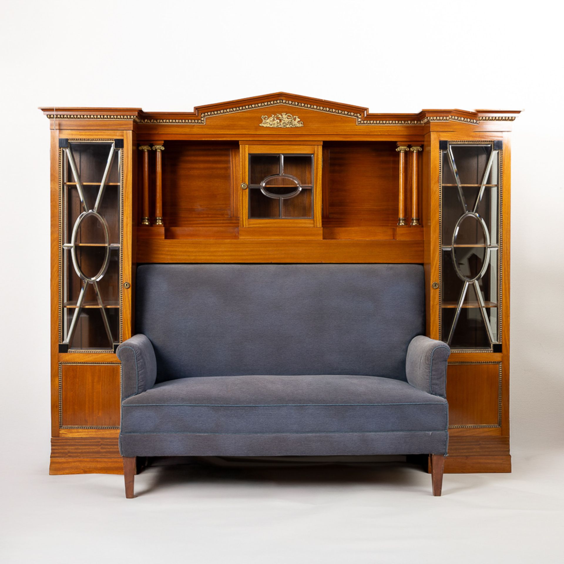 Sch ner Jugendstil Salon Bestehend Aus Vitrine Mit Eingebautem Sofa sch-ner-jugendstil-salon-bestehend-aus-vitrine-mit-eingebautem-sofa