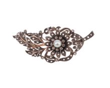 Brosche "Antik", Diamantrosen , Perle, 585er Gold/Silber ca. 28 g, Breite ca. 8 cm, Höhe ca. 3,5 cm