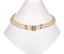 2-reihige Perlkette, 111 Akoyaperlen, Schließe 750er Gold, 5 Brillanten, durchgeknotet,