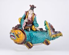 Chinese auf Koi hockend, Keramik, China um 1800, auf Plexiglas präsentiert. Vermutlich