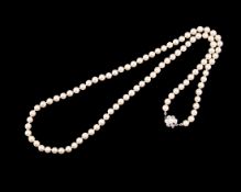 Perlenkette, 95 Akoyaperlen 7,0-7,4 mm, Schließe 835er Silber, Gesamtgewicht ca. 52 g, Länge ca.