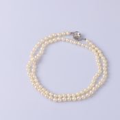 Lange Perlenkette, 99 Akoya-Perlen 6,0-6,5 mm, durchgeknotet, Schließe 333er Weißgold mit 4 Rubinen,