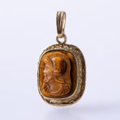 Anhänger mit Tigerauge-Gemme, 333er Gold ca. 2,7 g. Guter Zustand