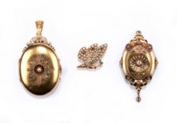 Konvolut bestehend aus 2 Broschen und 1 Medaillonanhänger. Schmetterling-Brosche 14 K Gold, Maße ca.