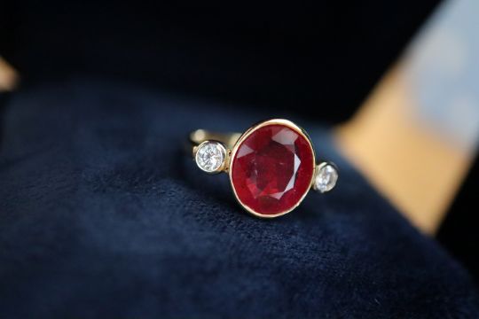 RUBY & DIAMOND SET RING in 18K YELLOW GOLD (UK SIZE: L) - Image 3 of 6