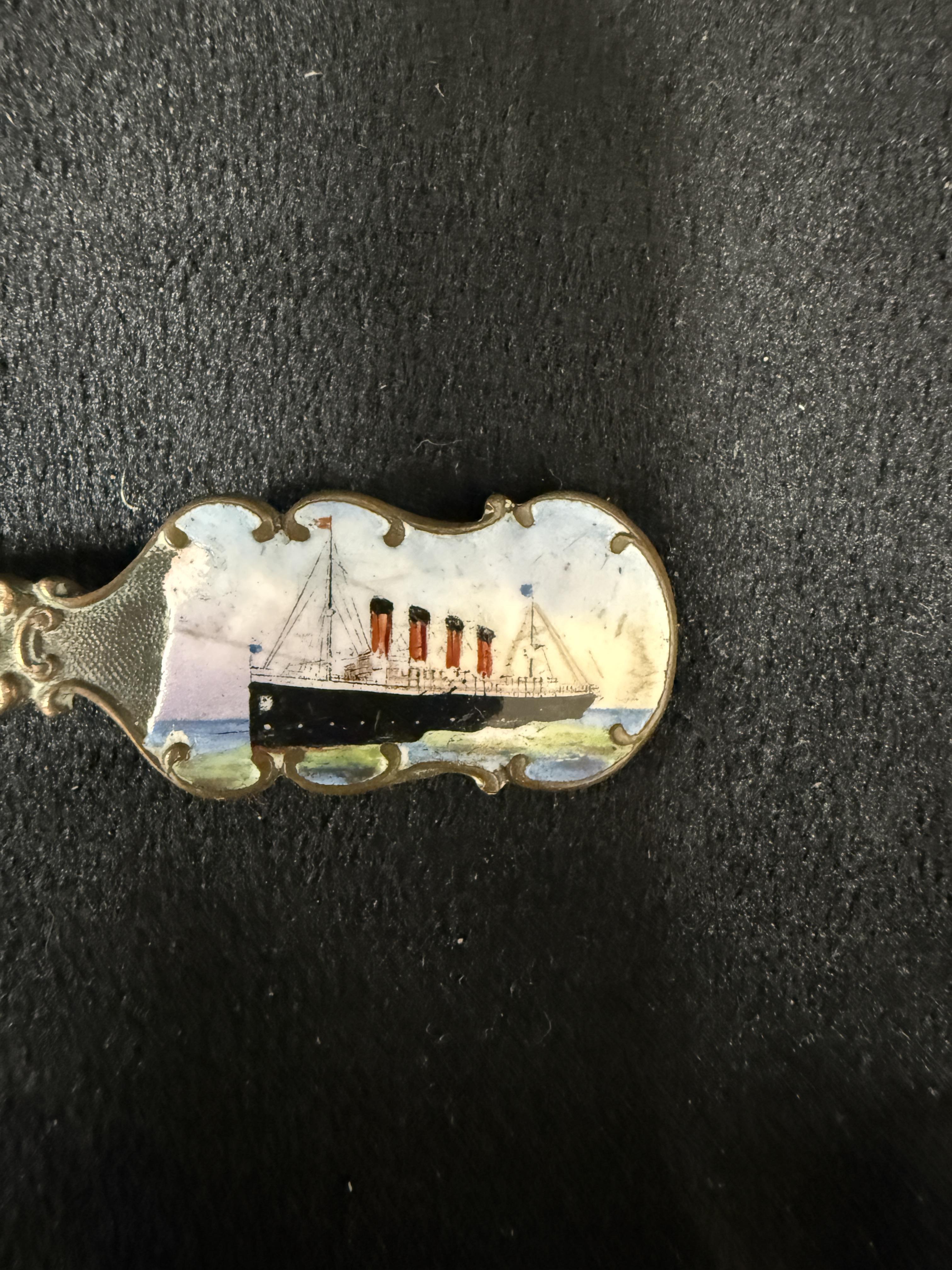 R.M.S. LUSITANIA: Rare silver plated tea spoon with enamel image of the ill-fated liner to the tip o - Image 2 of 2