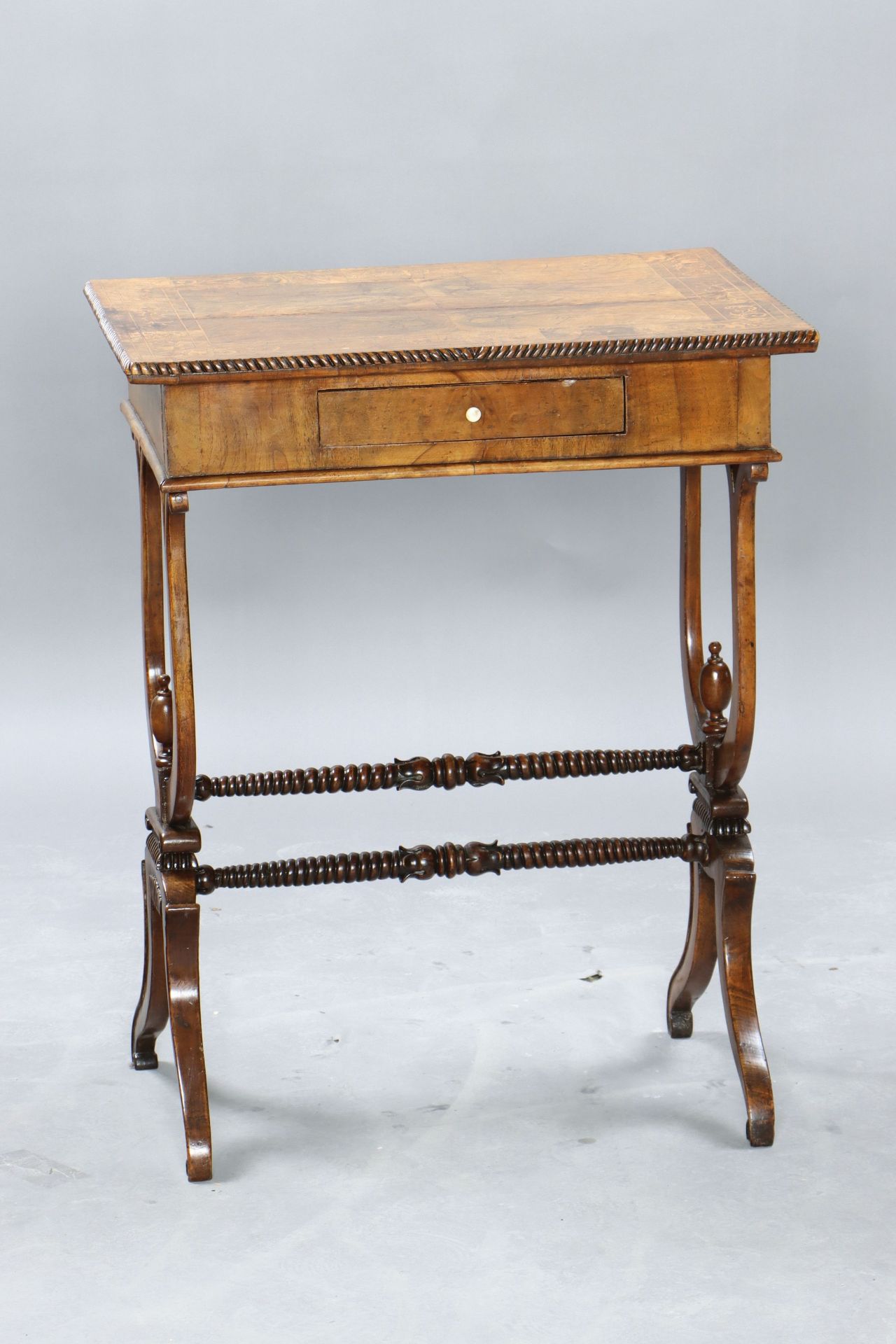 Biedermeier Beistelltisch, um 1830, Nußbaumfurnier,