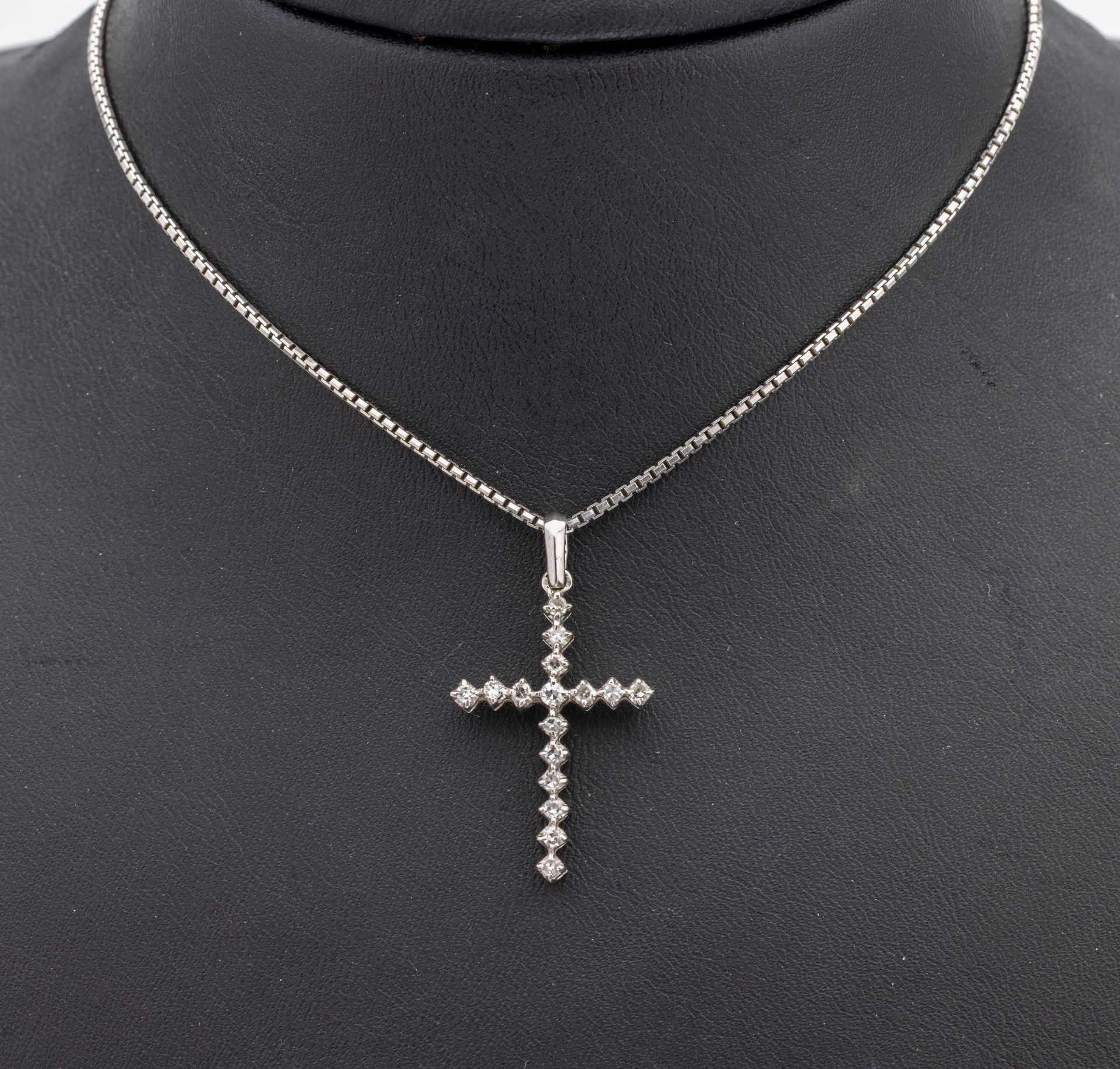 18 kt Gold Diamant-Kreuzanhänger, WG 750/000, 16