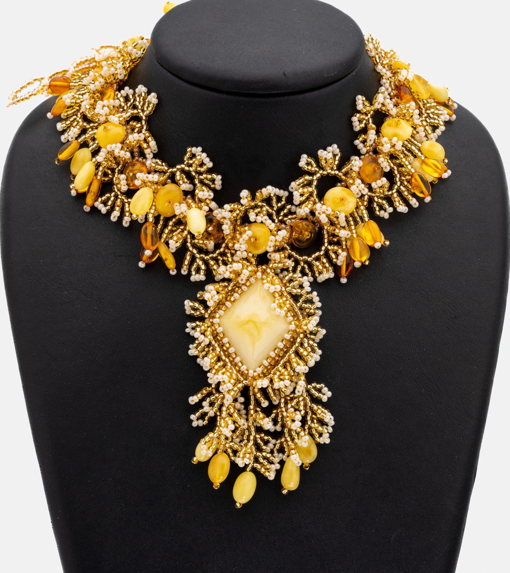 Außergewöhnliches Bernstein-Collier, durchbrochene