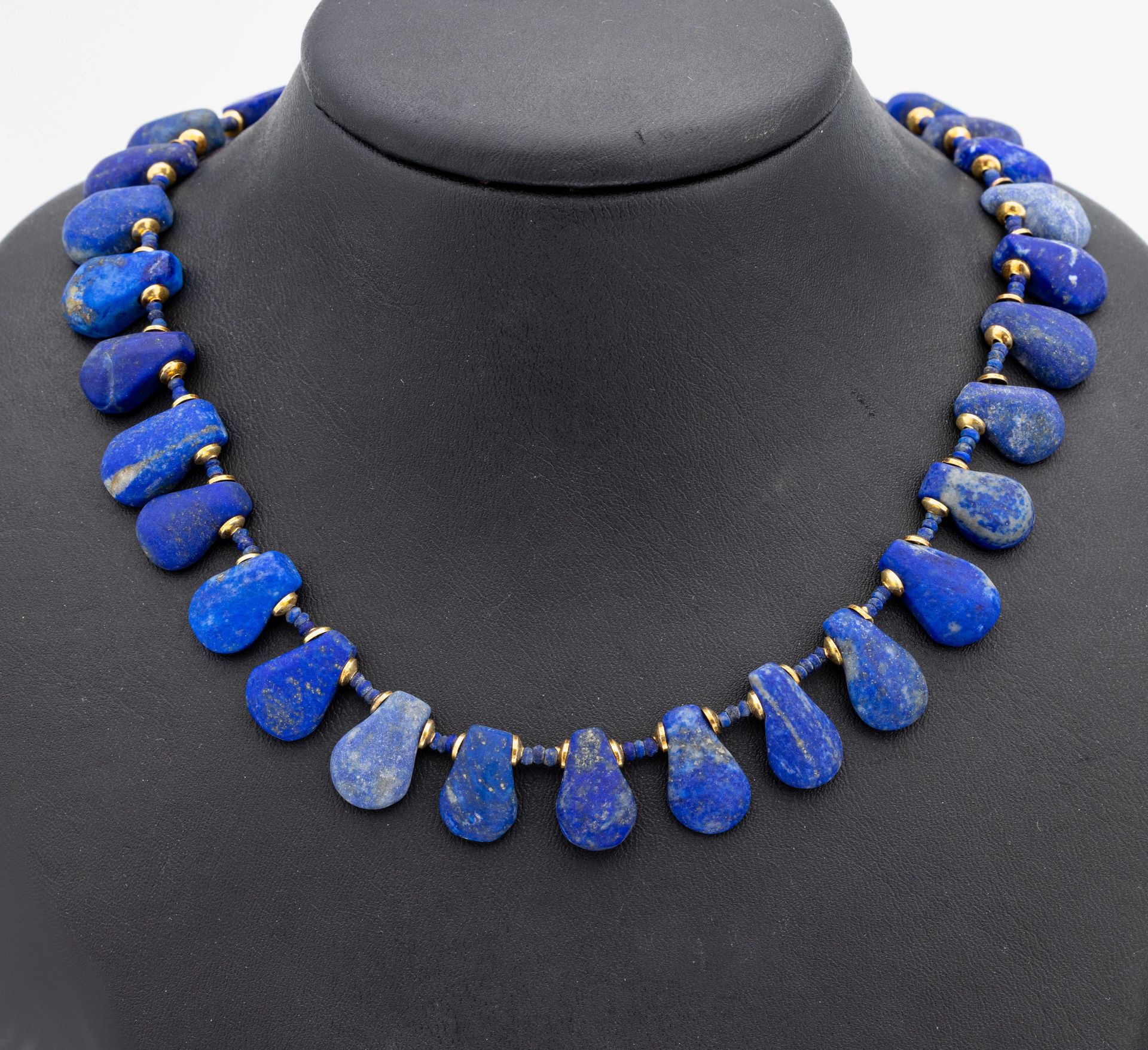 Ausgefallenes Lapislazuli-Collier, S-Schließe und
