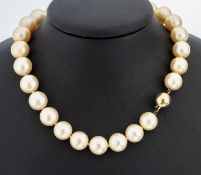 Perl-Collier mit 14 kt Gold Schließe, GG 585/000,
