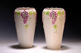 Paar Vasen, Alcobaca Portugal, Fayence, reliefiert mit