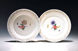 2 Teller, KPM Berlin, Dekor Kurland, grau hinterlegte