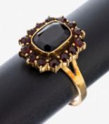 14 kt Gold Granat-Ring, GG 585/000, mittig facett.